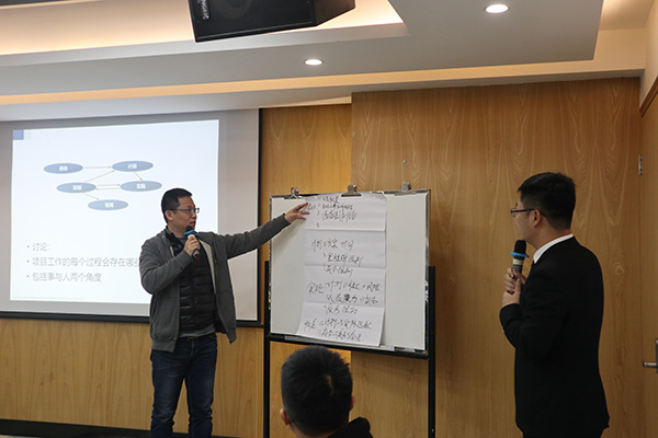 學員上臺發表 (2).JPG
